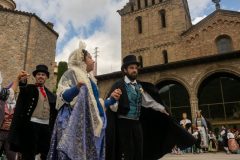CASAMENT-El-nuvi-i-la-nuvia-acompanyen-als-balladors-scaled
