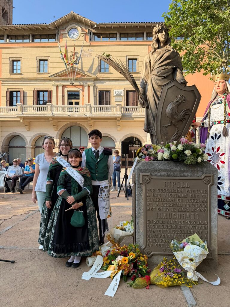 Ofrena floral del CIT i el Pubillatge de Ripoll en commemoració dels fets del 27 de maig de 1839